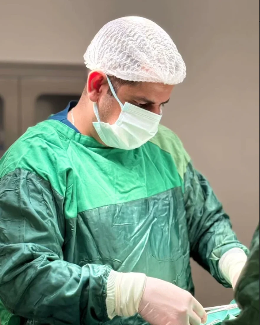 Uzm. Dr. Fuad İsmayılov cərrahi əməliyyat zamanı